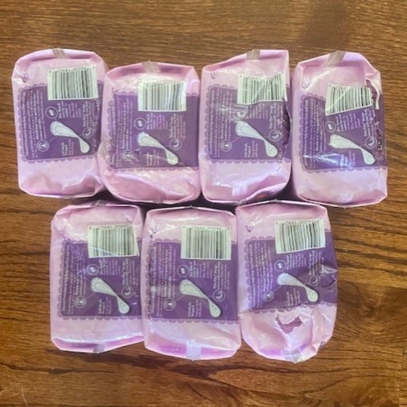 7 Poise Regular Length Very Light Absorbency Liners Petite Pack Opened Package - Picture 2 of 4